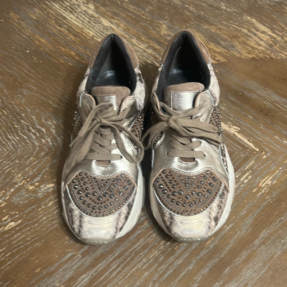 Vince Camuto sneaked gently used